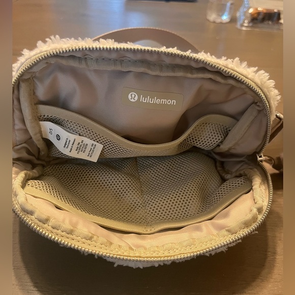 Lulú Lemon Cream Plush Fleece Everywhere Belt Bag - Picture 6 of 6